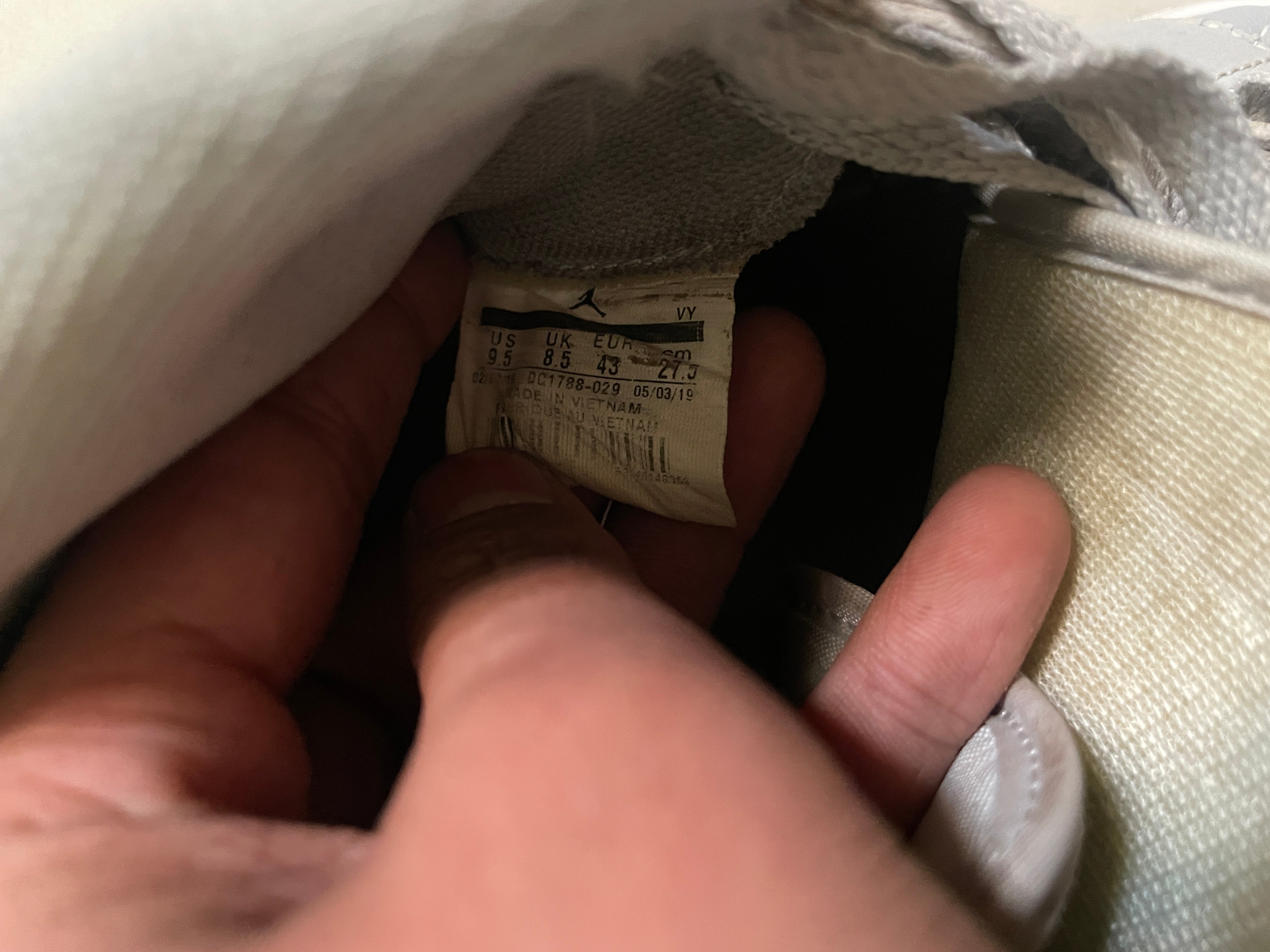 JORDAN 1 RETRO- UK8.5